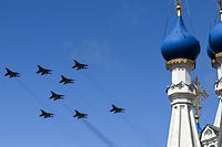 Aviões militares sobrevoam o centro de Moscovo durante um ensaio para o desfile do Dia da Vitória, celebrado a 9 de maio pela Rússia
