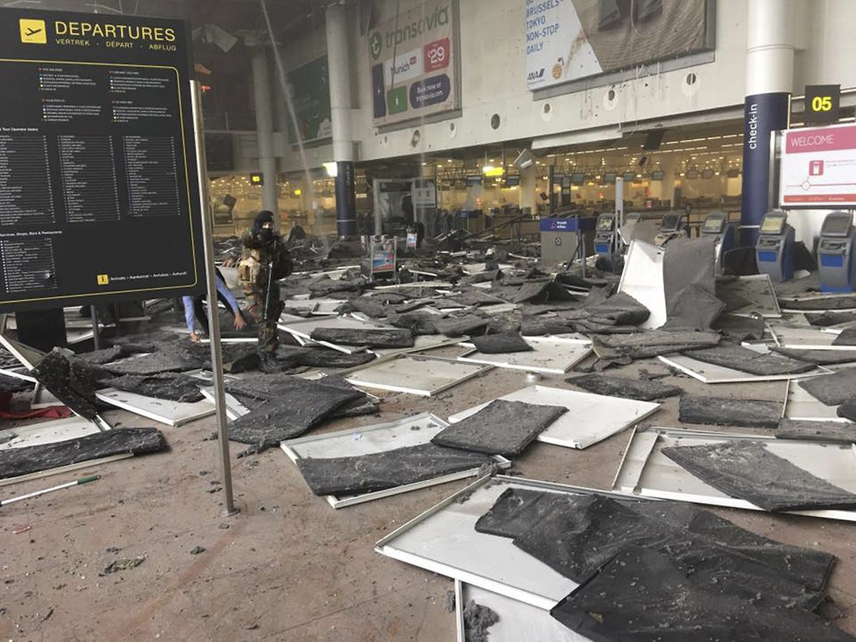 Deux explosions pulvérisaient la salle des départs de l’aéroport de Zaventem.

 