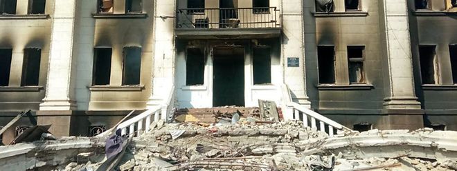 Der im März 2022 zerstörte Theatersaal von Mariupol. Putin hat der eigentlich ukrainischen Stadt jetzt erstmals einen Besuch abgestattet.
