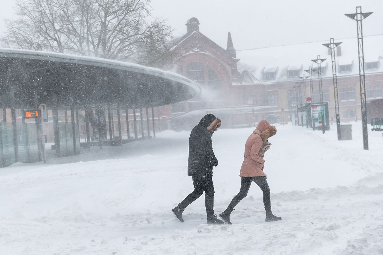 Das Winterwetter hat den Norden und die Mitte Deutschlands fest im Griff. Schnee und Eis sorgen für massive Verkehrsprobleme, manche haben aber auch ihren Spaß daran.