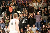 Düdelinger Fans jubeln / Basketball Total League Herren Luxemburg, Saison 2018-2019, 2. Finale / 27.04.2019 / T71 Dudelange - Etzella Ettelbruck / Centre Sportif René Hartmann, Dudelange / Foto: Yann Hellers