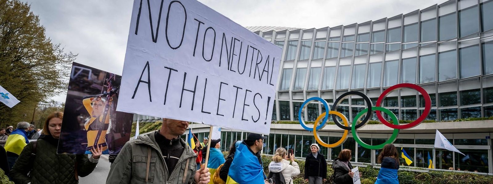 Klare Meinung: Vor der IOC-Zentrale in Lausanne versammeln sich Sympathisanten der Ukraine.