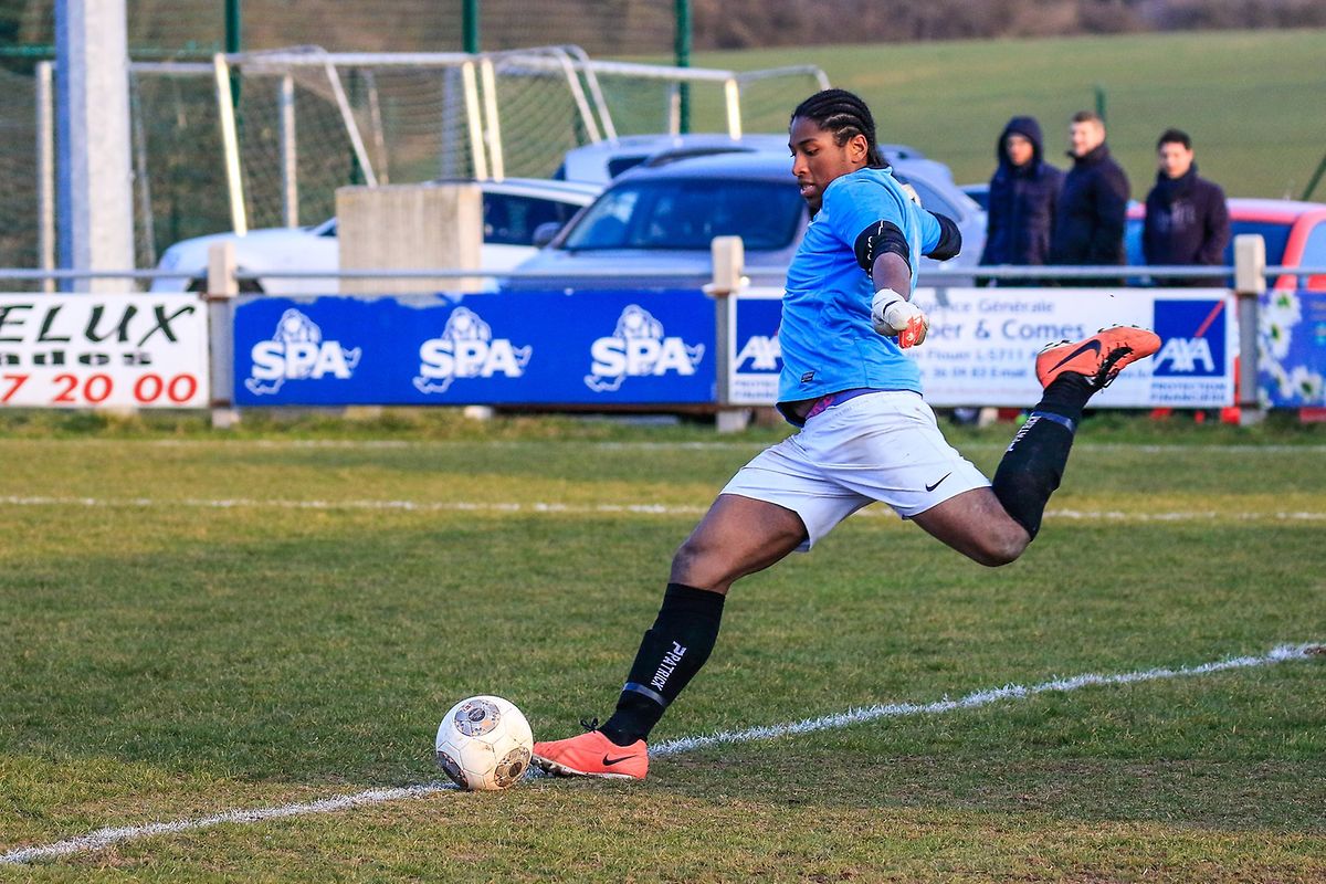 Le gardien de Merl-Belair, Leonel Pedro Garcia Fernandes, au dégagement