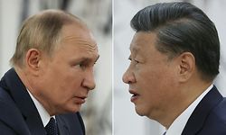 (COMBO) This combination of pictures created on September 15, 2022 shows Russian President Vladimir Putin and China's President Xi Jinping during their meeting on the sidelines of the Shanghai Cooperation Organisation (SCO) leaders' summit in Samarkand. (Photo by Alexandr Demyanchuk / SPUTNIK / AFP)