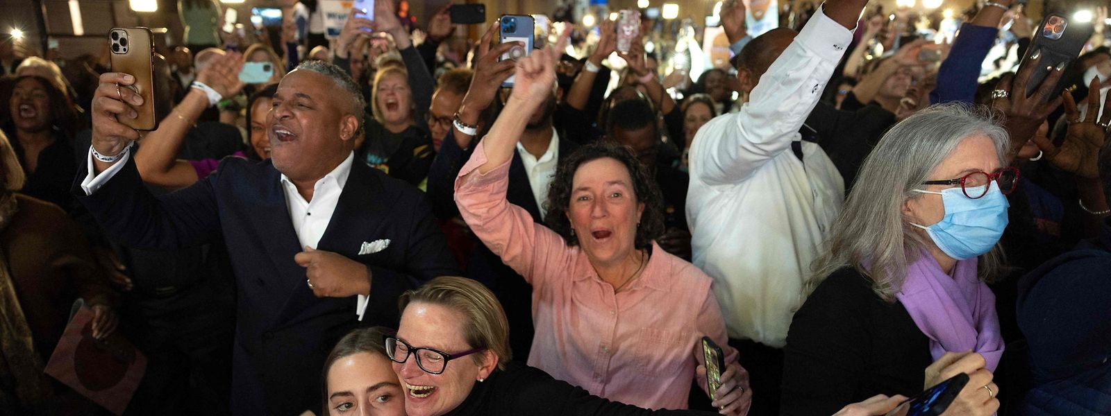 Anhänger der Demokraten feiern in Atlanta (Georgia) den Sieg ihres Kandidaten Raphael Warnock.