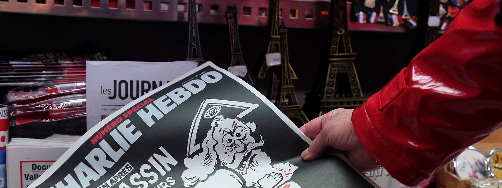 Un dieu assassin, encore armé et toujours en fuite: la couverture de Charlie Hebdo, un an après le drame.