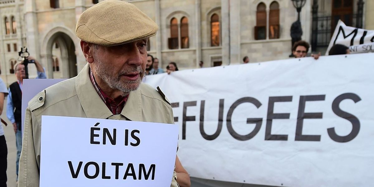 "Ich war auch ein Flüchtling" steht auf dem Plakat dieses Mannes in Budapest.
