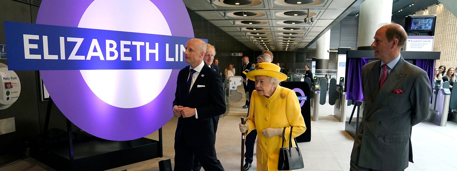 In strahlendes Gelb gekleidet, hat Ihre Majestät persönlich die Elizabeth Line für eröffnet erklärt. 