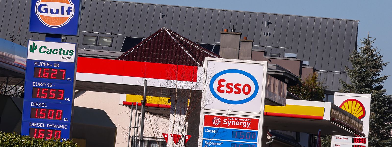 Auf einmal ist Diesel sogar teurer als Benzin: über Nacht stiegen die Preise an der Zapfsäule auf über zwei Euro.