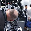Dieser Zuschauer inspiziert einen 2-Liter Diesel TDI-Motor von Volkswagen.