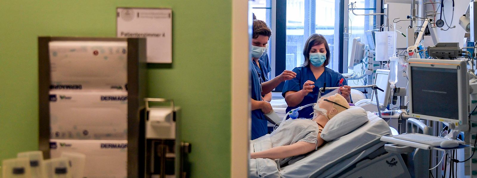 Médicos do hospital universitário em Hamburgo, na Alemanha, numa formação sobre como manobrar ventiladores em pacientes infetados com a covid-19.