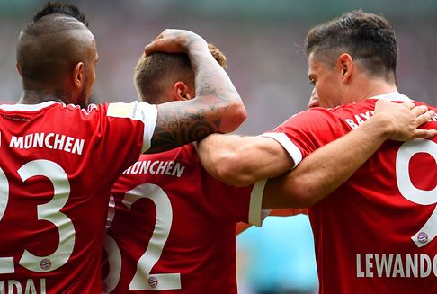 Deutsche Fußball-Bundesliga: Lewandowski-Doppelpack bringt Bayern an die Tabellenspitze 