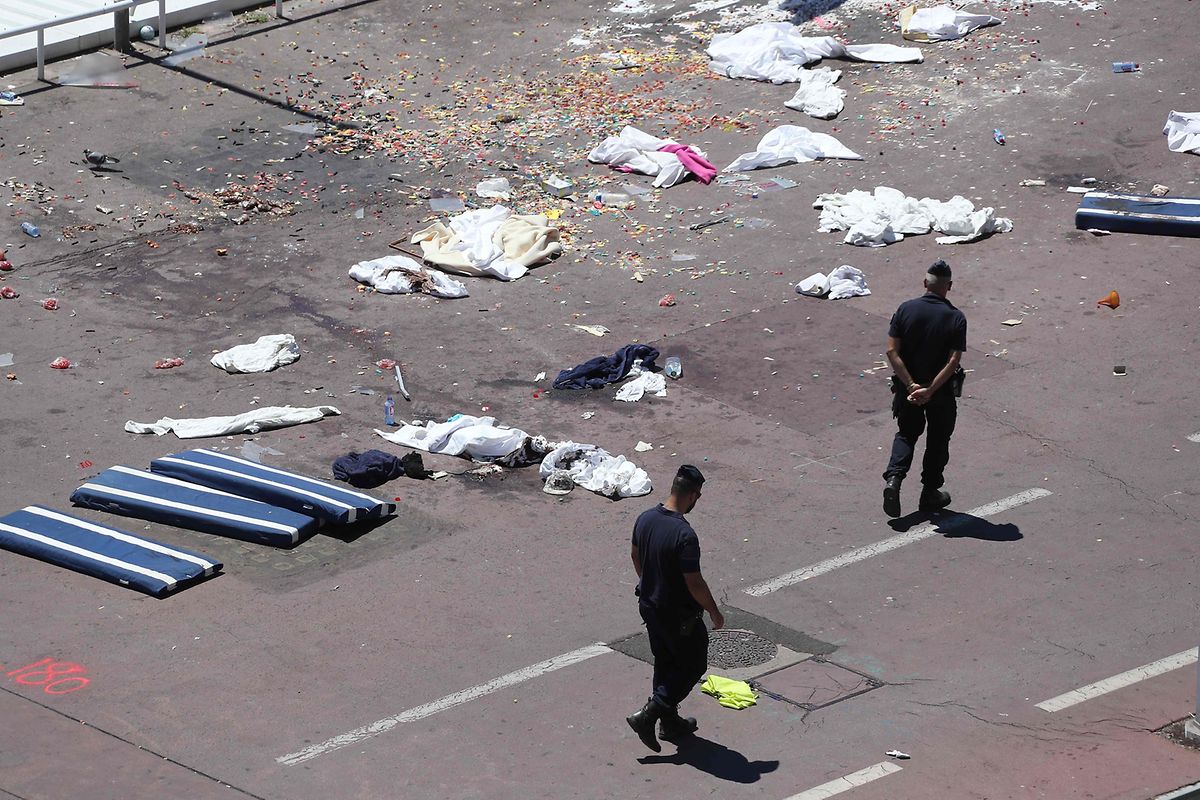 Einzelne Kleidungsstücke lagen am Tag danach noch an der Stelle des Attentats. 