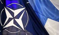 ARCHIV - 25.10.2021, Finnland, Helsinki: Die Flaggen der Nato (l) und von Finnland wehen beim Treffen von Generalsekretär Stoltenberg und Finnlands Ministerpräsidentin Marin während des Besuchs des Nordatlantikrats (NAC). (zu dpa «Türkei stimmt Nato-Beitritt Finnlands zu») Foto: Jussi Nukari/Lehtikuva/dpa +++ dpa-Bildfunk +++