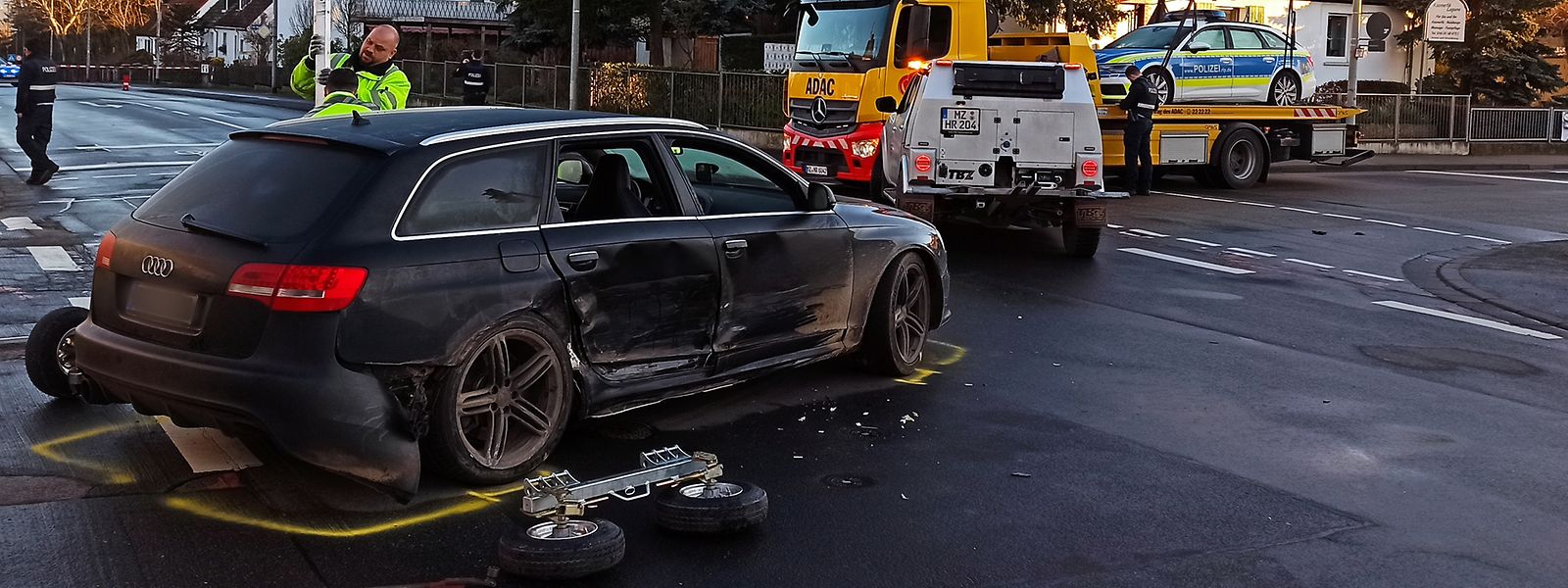 Nach der nächtlichen Sprengung eines Geldautomaten in Mainz-Mombach kam es zu einem Unfall mit einem Polizeiwagen.