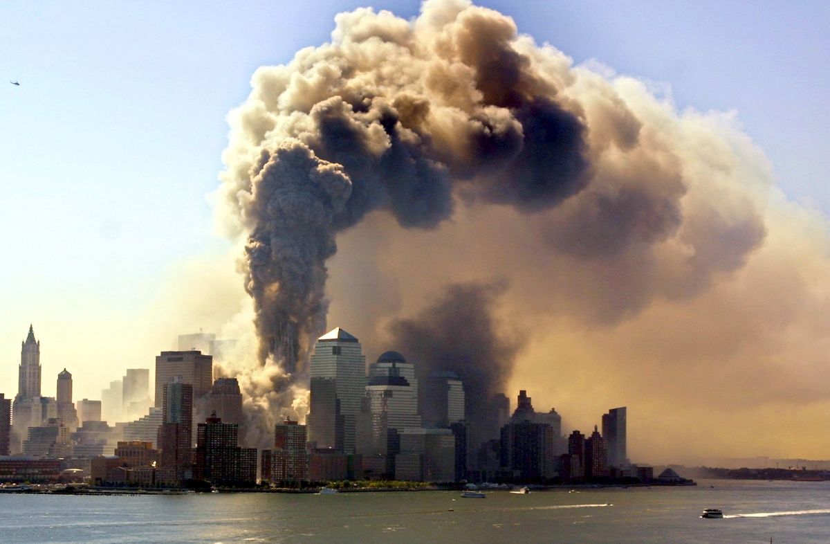Das Archivbild vom 11.09.2001 zeigt die Südspitze von Manhatten mit den einstürzenden Türmen des World Trade Centers in New York, in die Terroristen zuvor Verkehrsflugzeuge gelenkt hatten.