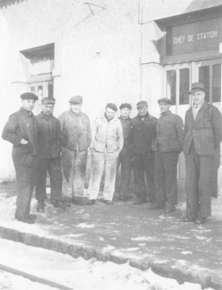 Die Mannschaft des "Jangeli"-Ateliers in Martelingen um 1950.