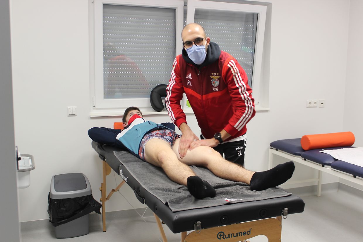 O massagista Ricardo é uma das mais valias da Escola dos encarnados em Cents pela sua experiência e competência.