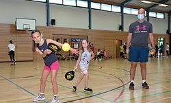Kinder bekommen durch Street Racket einen einfachen und kostengünstigen Einstieg in die Rückschlag-Sportarten. 