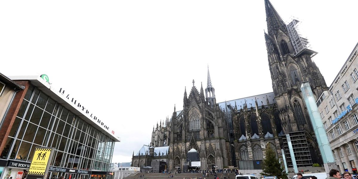 Polizeibeamte sichern den Kölner Bahnhofsvorplatz ab.