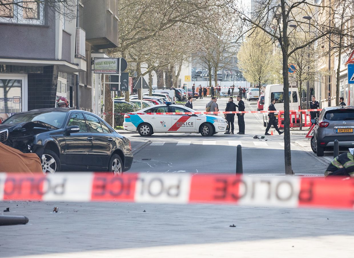 Das Auto fuhr nach der Schussabgabe gegen einen Baum.