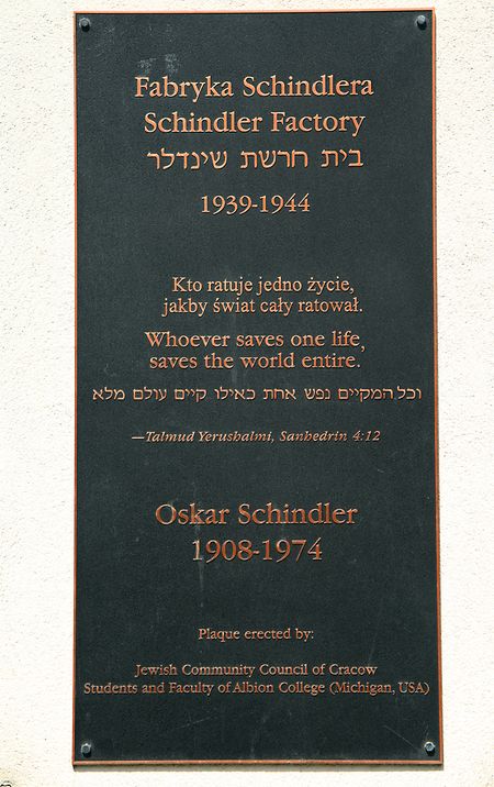 Gedenktafel an der ehemaligen Schindler-Fabrik.