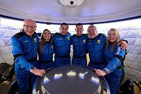 Mário Ferreira, o terceiro a contar da esquerda com os outros turistas espaciais que cruzaram esta tarde a fronteira do planeta Terra.