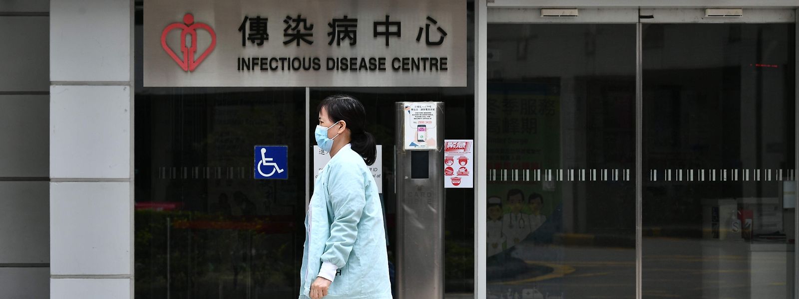 La victime est un octogénaire de Hong Kong qui s'était rendu en janvier à Wuhan, épicentre du virus, avant de retourner dans le territoire semi-autonome le 23 janvier à bord d'un train express.