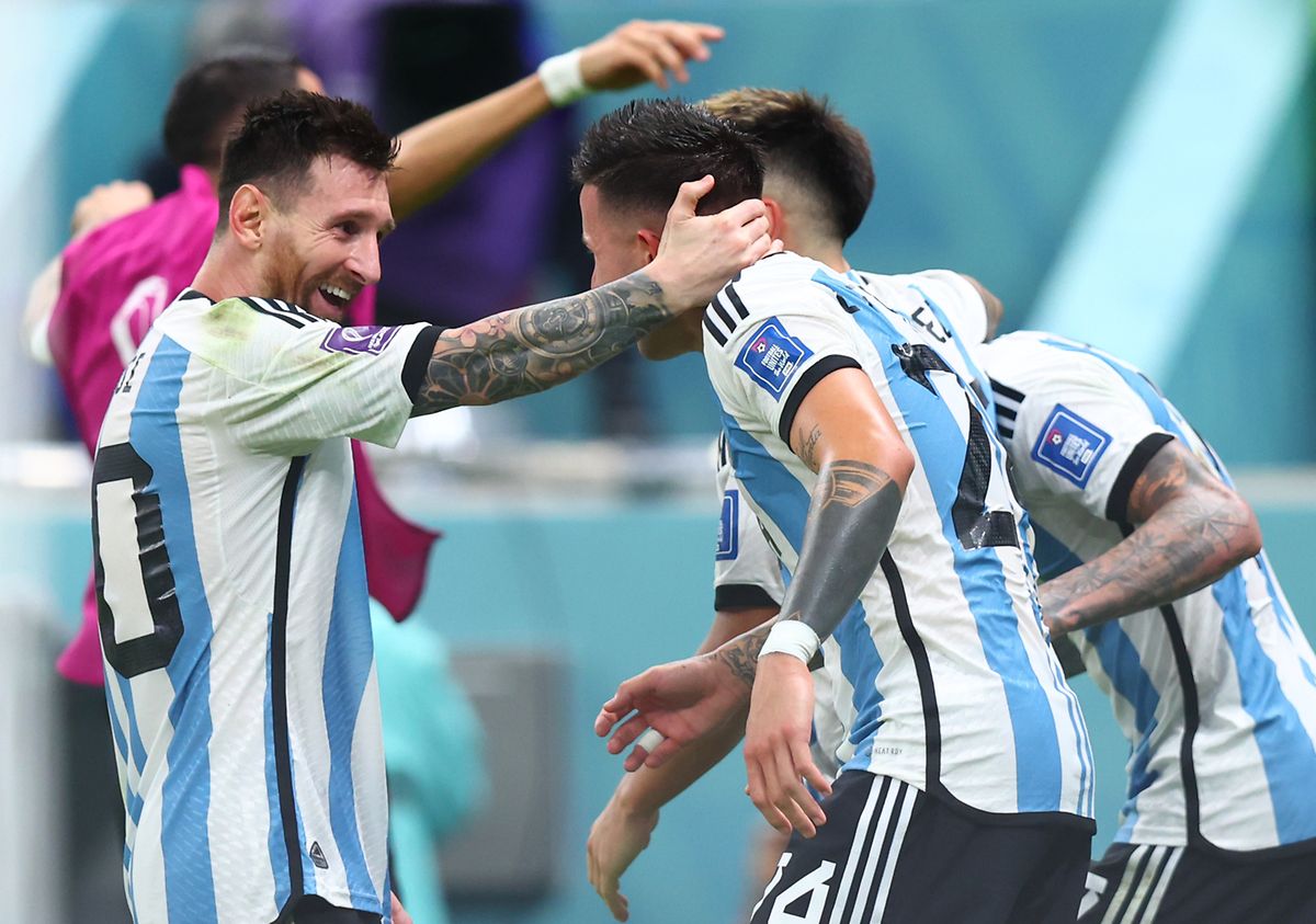 Lionel Messi jubelt mit seinen Teamkollegen.