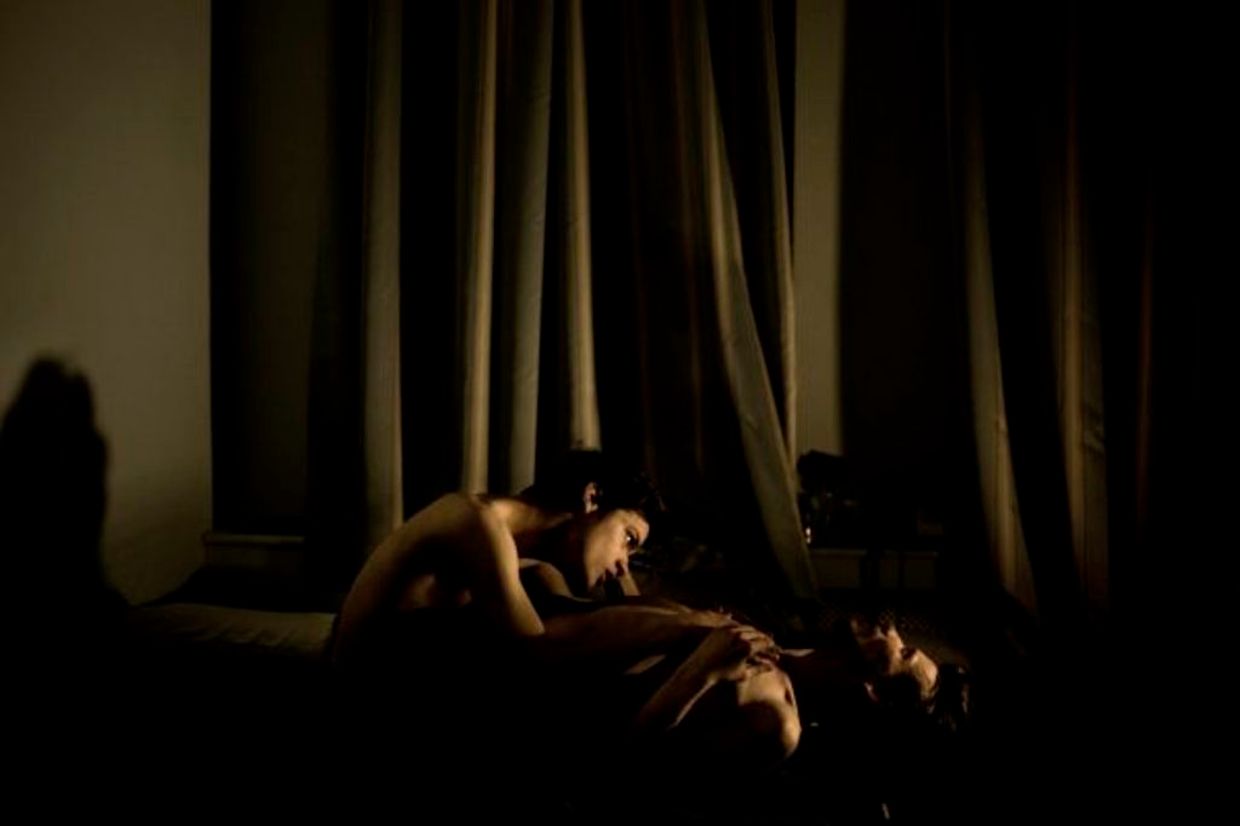 Le cliché qui a remporté le World Press Photo of the Year 2014.
Mads Nissen, photographe danois, a été distingué pour sa photo du couple formé par Jon et Alex dans une chambre dénudée de Saint-Pétersbourg. L'un des deux hommes ferme les yeux tandis que l'autre l'observe tendrement, la main sur la poitrine de son compagnon.