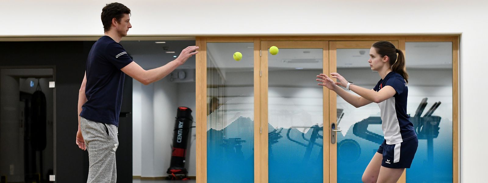 Physiotherapeut Jérôme Pauls trainiert mit Jenny Warling. Das Knie soll wieder stabil werden.