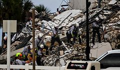 Search and Rescue personnel work at a partial collapse building in Surfside, Miami Beach, on June 24, 2021. - A high-rise oceanfront apartment block near Miami Beach partially collapsed early Thursday, killing at least one person and leaving 99 unaccounted for, with fears the toll may rise much higher as rescuers comb through the rubble. (Photo by CHANDAN KHANNA / AFP)