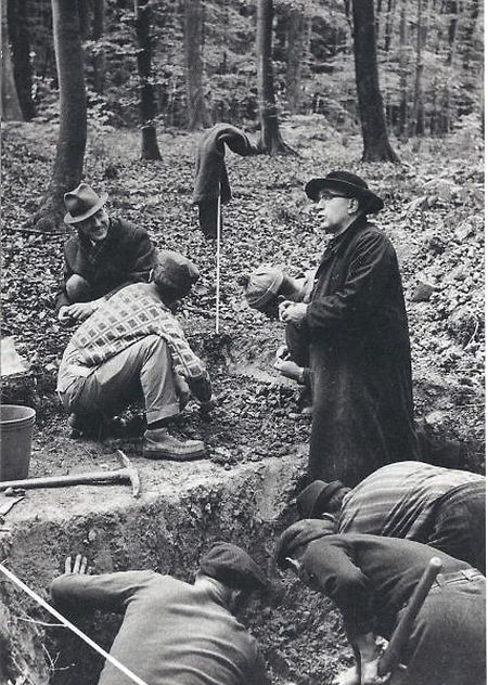 Der Pfarrer gräbt mit: Ihm verdanken die „D'Georges Kayser Altertumsfuerscher“
ihren Namen.