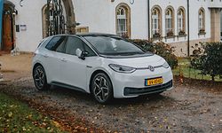 Am 6. Oktober hatte VW Luxemburg zum „Media Drive“ geladen, um der Presse die neuste Wolfsburger Kreation vorzustellen. Unser Foto zeigt den ID.3 beim Zwischenstopp am Château d'Urspelt im Norden des Großherzogtums.
