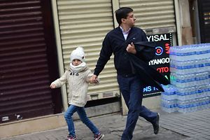 Istiklal avenue: les passants fuient la scène de l'attentat en plein coeur d'Istanbul.