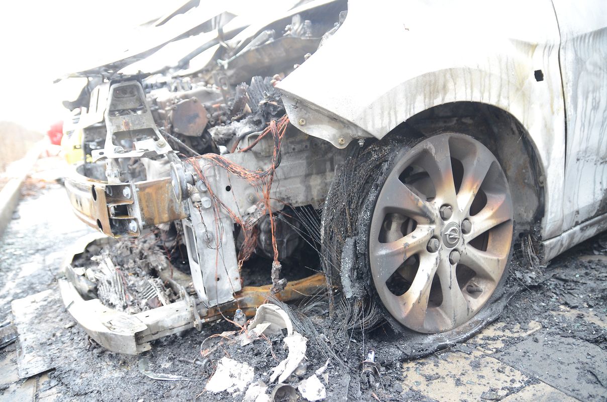 Zwei Autos brannten vollständig aus, zwei weitere wurden schwer beschädigt und sind als Totalschaden anzusehen.