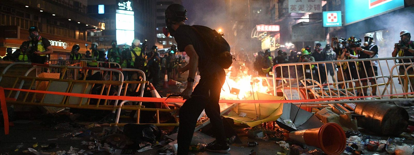 Radikale Demonstranten legten mehrere Feuer.