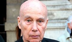 In this file photo taken on April 10, 2014 French writer Gabriel Matzneff leaves a church after attending French author Regine Deforges's funeral in Paris. - The French National Book Centre has recommended to the French Culture minister to stop the annual allowance paid to  Matzneff, its president told the newspaper L'Opinion. Paris prosecutors on January 3, 2020 opened a rape investigation into the author Gabriel Matzneff, a day after the publication of a book detailing his sexual relationship with a girl of 14 over three decades ago. (Photo by JACQUES DEMARTHON / AFP)