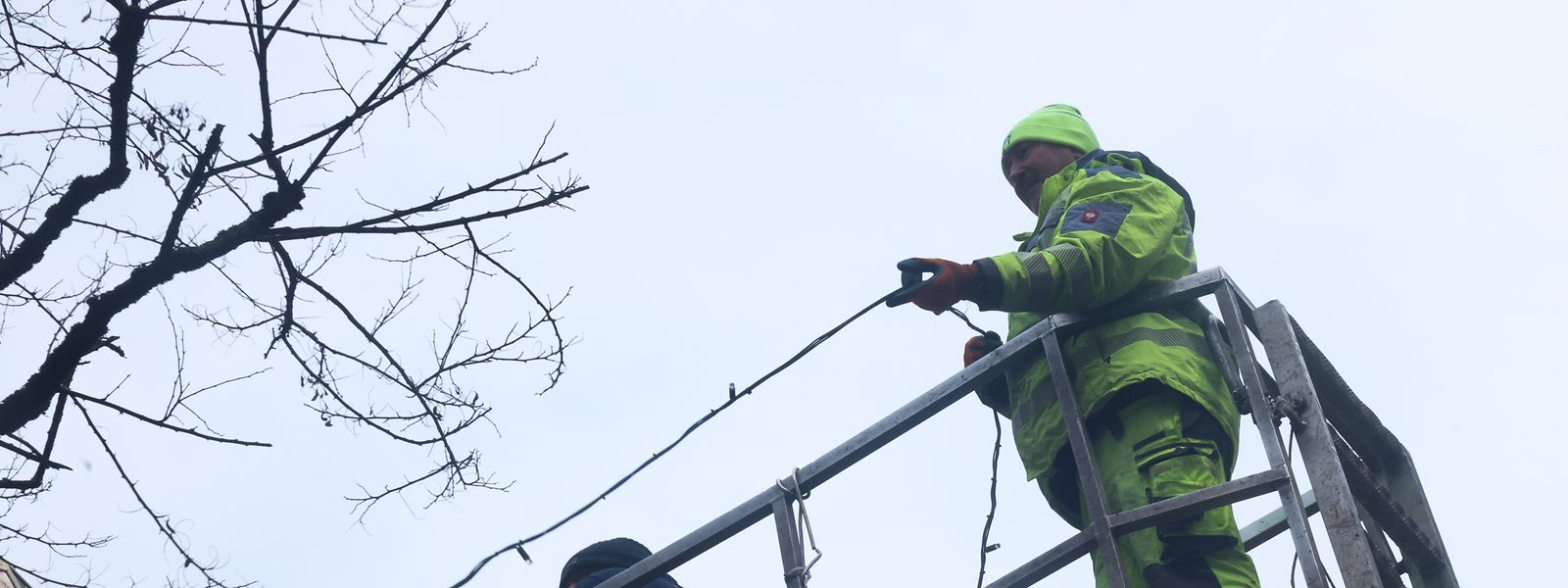 Ein Mitarbeiter der Stadt Luxemburg entfernt die Weihnachtsbeleuchtung in der Grand-Rue.