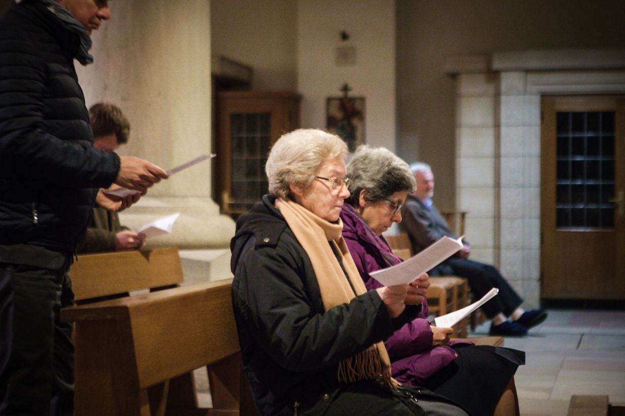 Abschluss der nächtlichen Anbetung mit französischer Laudes in der Krypta.