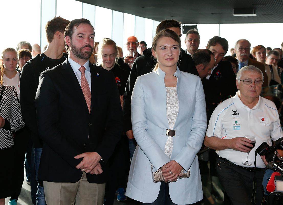 Während der Begrüßungsrede hörten die Anwesenden genau zu.