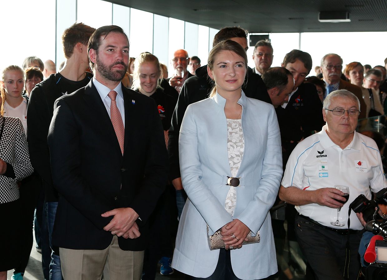 Während der Begrüßungsrede hörten die Anwesenden genau zu.