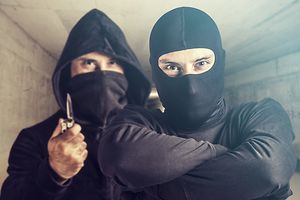 Deux hommes cagoulés ont violemment agressé le commerçant qui venait de fermer boutique. Rien n'a été dérobé.