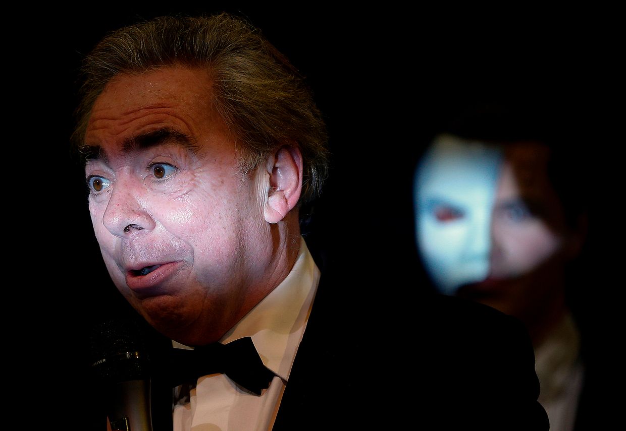 2013 in Hamburg: Der Komponist Andrew Lloyd Webber bedankt sich bei der Premiere des Musicals „Das Phantom der Oper“ beim Publikum.