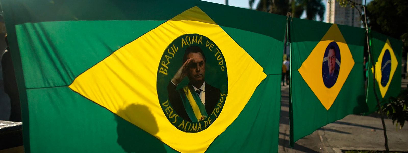 Bandeiras de apoio a Bolsonaro na convenção nacional do Partido Liberal (PL), este domingo