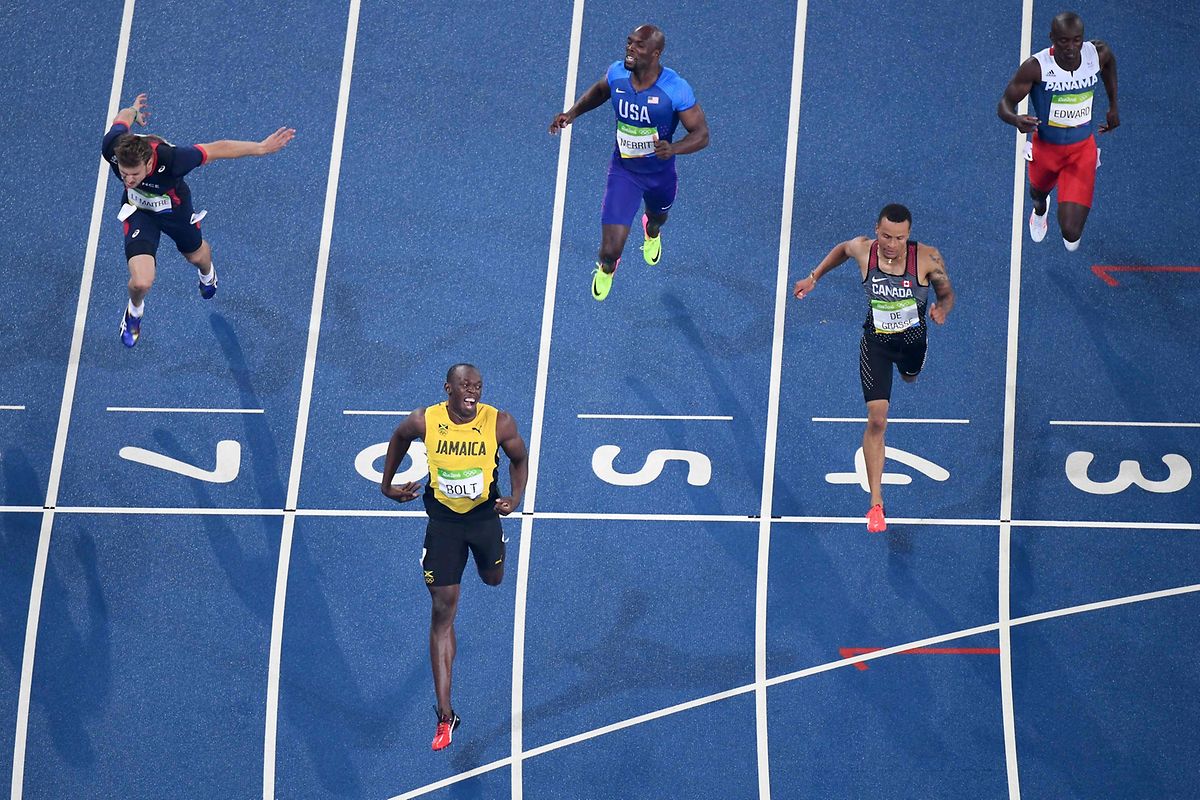Usain Bolt (vorne) siegte vor dem Kanadier Andre De Grasse (Bahn 4) und dem Franzosen Christophe Lemaitre (7).