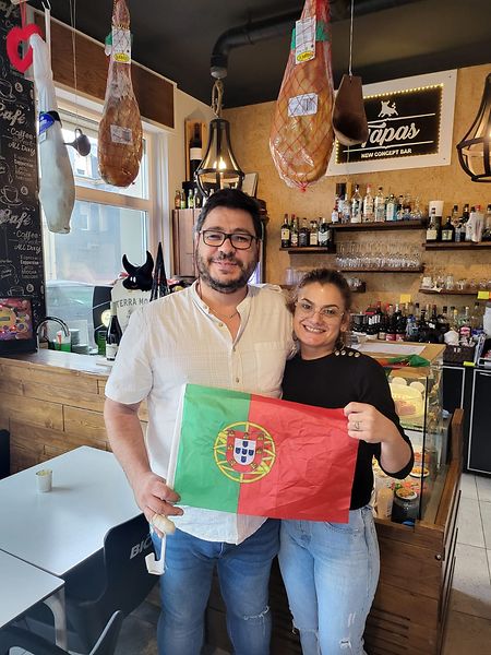 O restaurante alentejano Tapas, do casal António e Sónia, vai estar cheio de torcedores com coração português. 