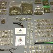 Über 1600 Gramm Marihuana sowie mehrere verbotene Waffen konnte die Polizei beschlagnahmen. 