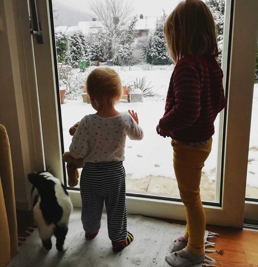 Unser Online-Journalist Tom Rüdell ließ uns dieses liebevolle Foto aus Deutschland zukommen. Schön warm ist es im Innern, wenn draußen Schnee liegt. 