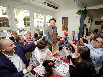 "Mäertchen" : Regierung lädt Presse zum Fischessen ein